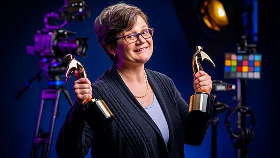 特色故事拇指-电影制作课程导演赢得两个金牌电视奖为她的原创电影暴徒
