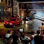 晚上，Full Sail大学的外景场地挤满了拍摄两辆肌肉车的电影制作人员, 一个红的，一个黑的.